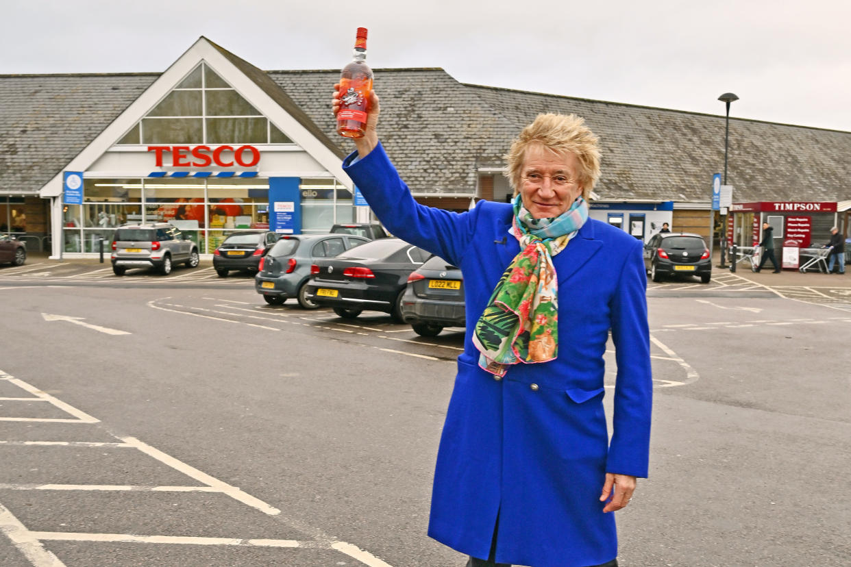 BISHOP'S STORTFORD, ENGLAND - JANUARY 30: Sir Rod Stewart visits his local Tesco in Bishop's Stortford to celebrate Wolfie's Whisky now being available to buy in more than 400 Tesco stores across the UK on January 30, 2024 in London, England.  (Photo by Dave Benett/Getty Images for Wolfie's Whisky)