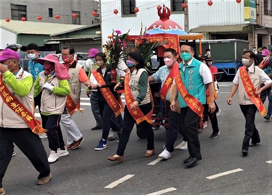 市長夫人劉育菁（圖中）等人參與埤寮里伽藍廟遶境。 （新營公所提供）