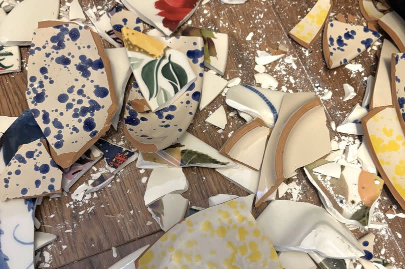 Τα πιάτα της αγαπημένης Emma Bridgewater της Maria Kimble έσπασαν αφού ισχυρίστηκε ότι το ντουλάπι της κουζίνας B&Q της 