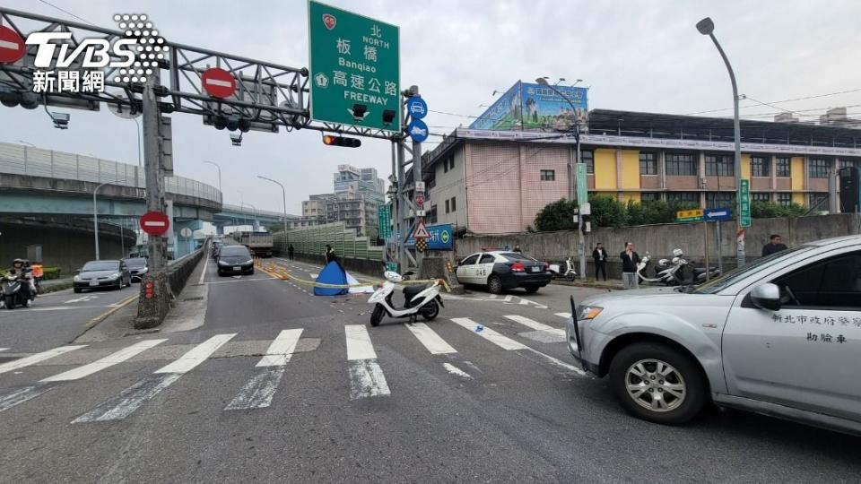 范姓騎士被撞倒後頭部遭輾，當場慘死。（圖／TVBS）