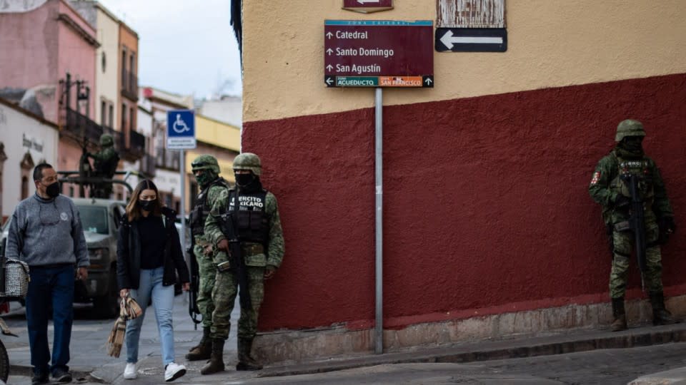 AMLO plantea consulta sobre participación del Ejército en seguridad, sin organización del INE