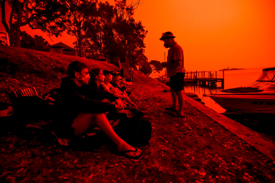 Day turns to a blood red sky in Mallacoota with the South Westerly change sparking up fire activity in the area.A parents asures their children and friends that everything is ok and that the fire is not coming towards the town.