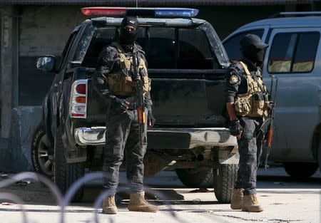 Special forces from the Kurdish Asayish forces stand with their weapons in the city of Qamishli, Syria April 21, 2016. REUTERS/Rodi Said