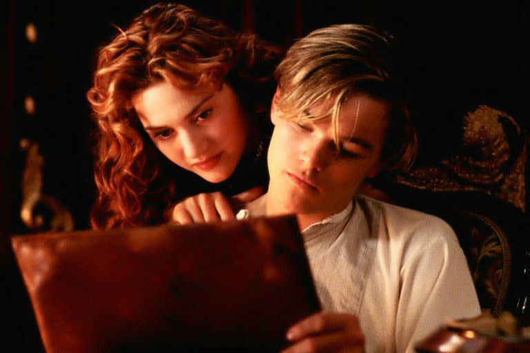 Kate Winslet y Leonardo DiCaprio como Rose y Jack en Titanic