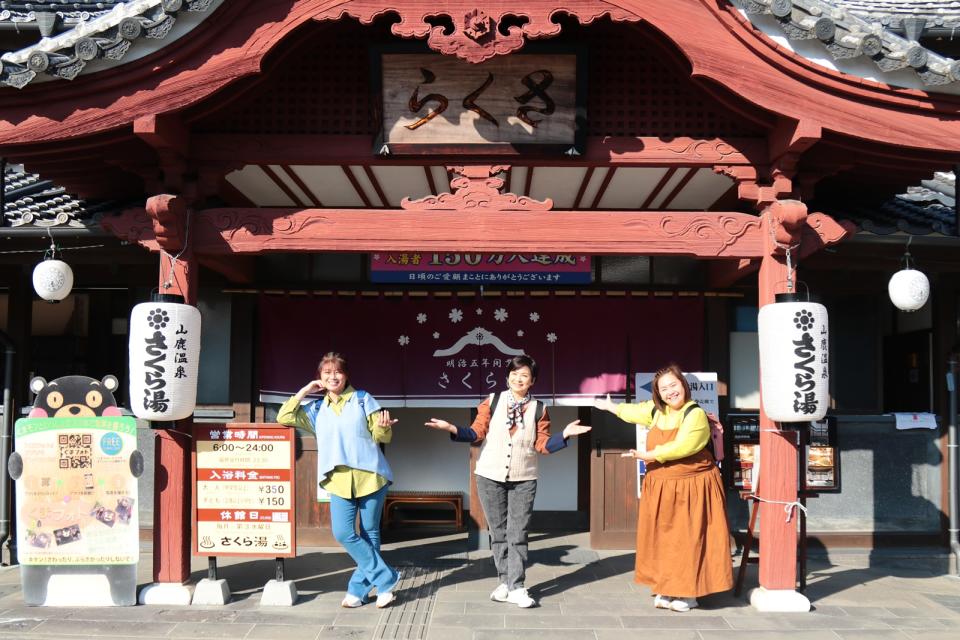 嚴藝文（左起）、楊貴媚、鍾欣凌在日本熊本出外景。（桂田文化藝術基金會提供）