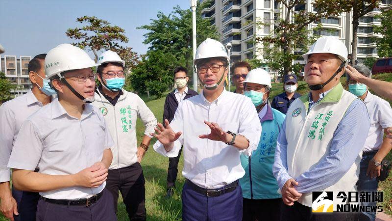 ▲高雄市長陳其邁、水利局長蔡長展，以及高雄市議員邱俊憲、江瑞鴻，巡視完北屋水質淨化場工程，也到一旁的北屋滯洪池視察。（圖／記者鄭婷襄）