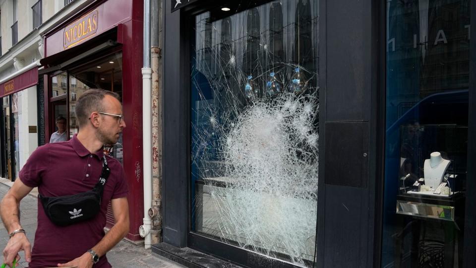 De nombreux magasins ont été entièrement pillés ou endommagés.  (Image : Michel Euler/AP/dpa)