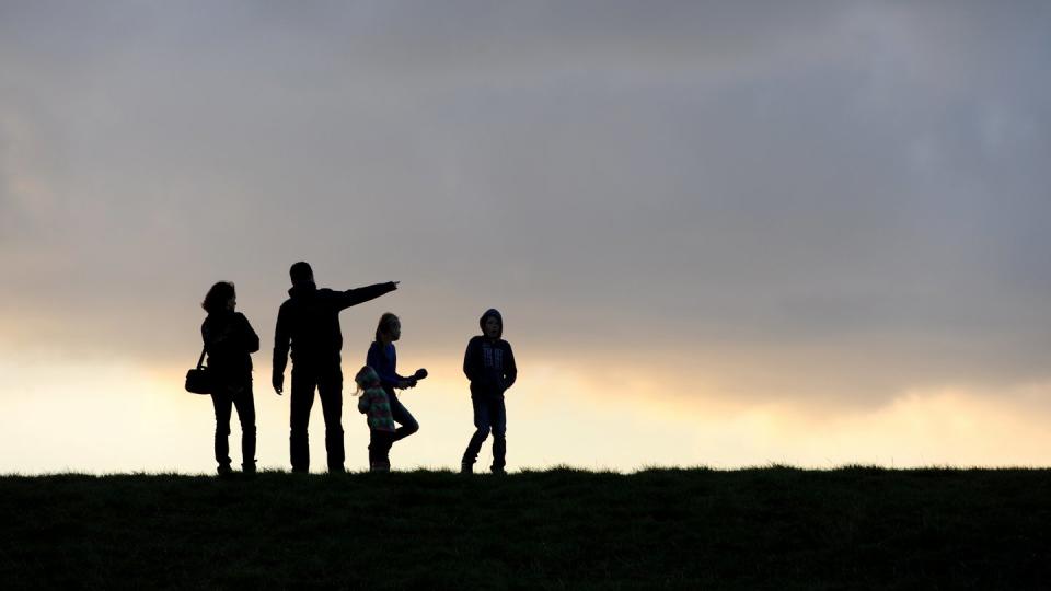 Genau rechnen: Bei Patchworkfamilien kann es finanziell einen Unterschied machen, welches Elternteil den Antrag stellt.