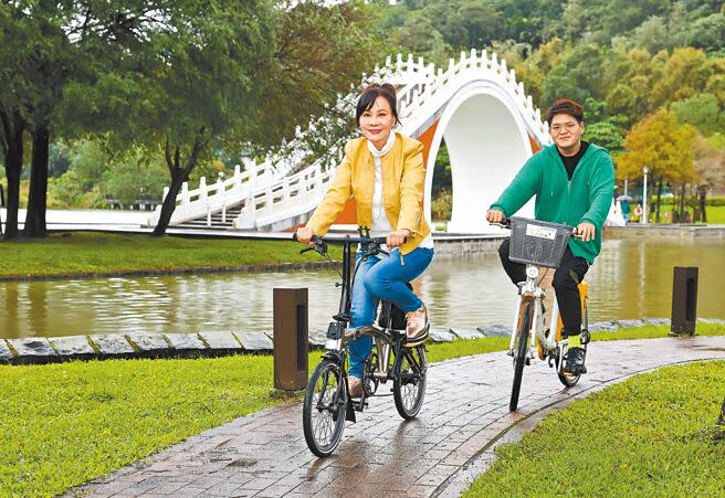 龍千玉（左）日前約同門師弟李學宸一起到大湖公園騎單車。（陳俊吉攝）