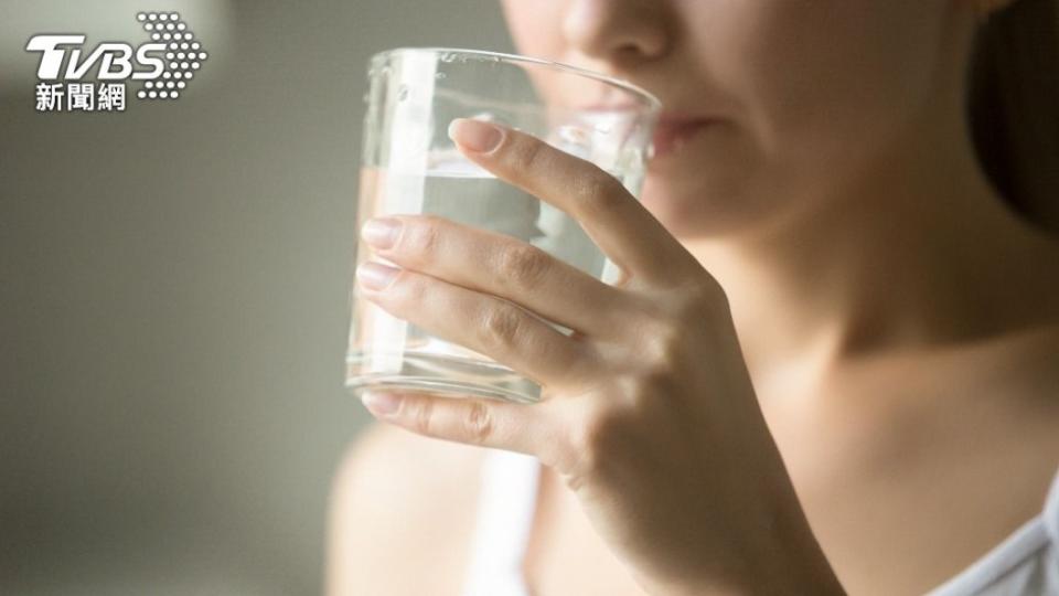 多喝開水可以緩解喉嚨不適症狀。（示意圖／shutterstock達志影像）