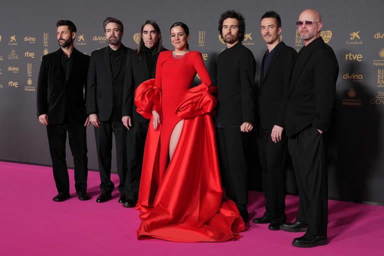 Valeria Castro y los miembros de la banda española Vetusta Morla posaron juntos en la gala de Valladolid