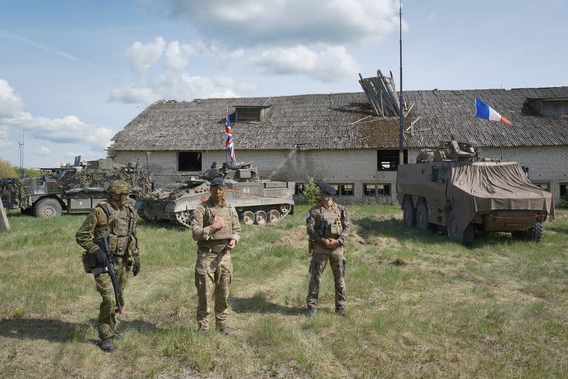 Von links: Soldaten aus Estland, Großbritannien und Frankreich nahmen am Mittwoch, 15. Mai 2024, an der Frühjahrssturmübung der NATO in Estland teil.