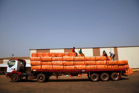 Workers upload sacks of cotton at Sofitex, Burkina Faso’s biggest cotton company, in Bobo-Dioulasso, Burkina Faso March 9, 2017. REUTERS/Luc Gnago