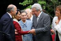 <p>La députée birmane avec Laurent Fabius, alors ministre des Affaires étrangères, Simone Veil et Alain Delon, à Paris en juin 2012.</p>
