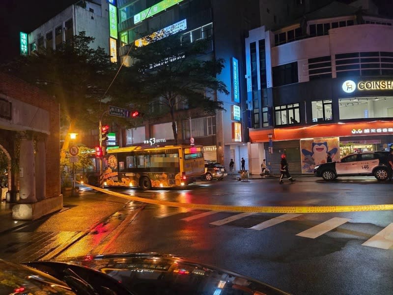 台中2女大生過馬路遭撞 現場拉封鎖線 台中市2名女大生22日晚間過馬路遭撞，其中1人遭捲 入車底，被救出後送醫不治，警方已在車禍現場拉起 封鎖線。（民眾提供） 中央社記者趙麗妍傳真  113年9月22日 