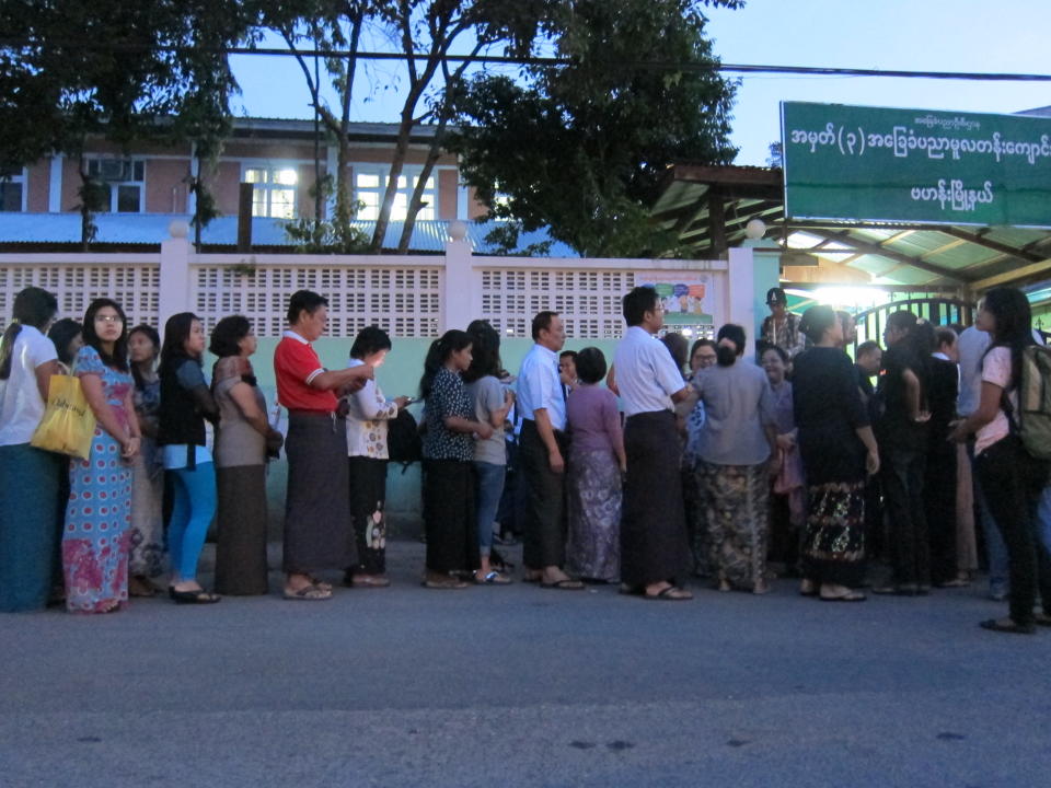 2015 年緬甸大選投票當天，仰光中北部巴罕區一個票站，天未光門外就排滿前來投票的人龍。    （受訪者提供）