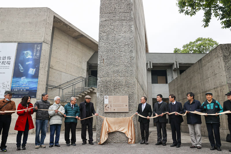 人權館景美園區設立不義遺址標示系統（1） 國家人權博物館26日在白色恐怖景美紀念園區舉行 「不義遺址標示系統揭牌典禮」，文化部長史哲（右 6）與總統府資政姚嘉文（左6）出席揭牌。 中央社記者鄭清元攝  113年2月26日 