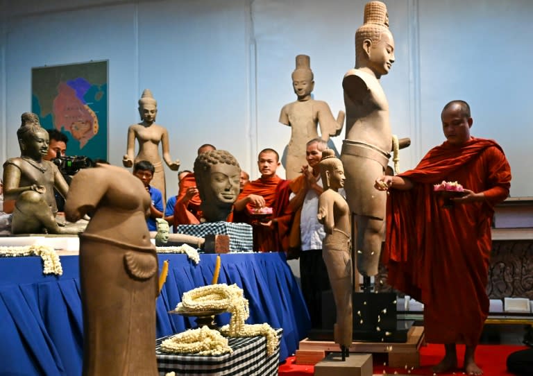 Des moines bouddhistes participent à une cérémonie pour le retour d'oeuvres d'art khmères restituées par le Metropolitan Museum of Art (Met) de New York au musée national de Phnom Penh, le 4 juillet 2024 au Cambodge (TANG CHHIN SOTHY)