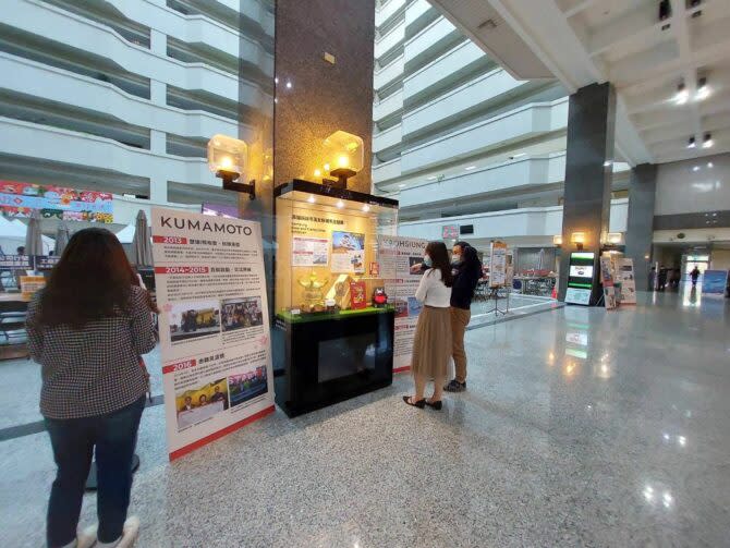 四維行政中心中庭舉辦「高雄姊妹市及友好城市主題展─熊本縣」，歡迎市民朋友到場觀賞