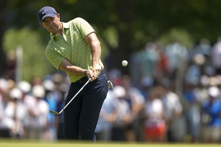 El norirlandés Rory McIlroy golpea en el sexto hoyo de la cancha de Tulsa, donde lidera el PGA Championship, segundo major del año