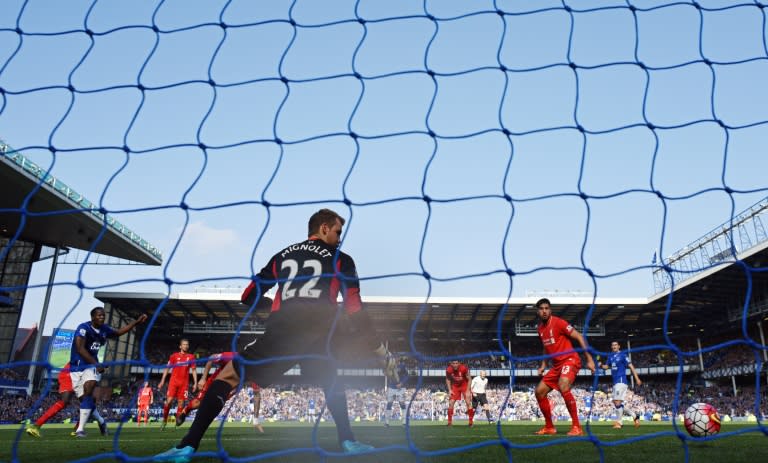 Romelu Lukaku (L) scores the equaliser for Everton against Liverpool at Goodison Park on October 4, 2015