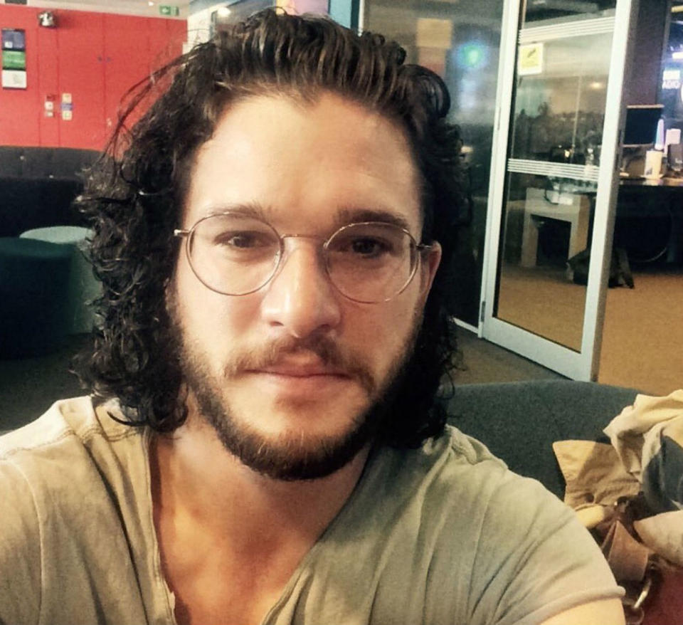 <p>Harington, Jon Nieve en ‘Game of Thrones’ (2011-), suele llevar gafas fuera del plató. Las suyas son redondas y con montura metálica. (Foto: Instagram / <a rel="nofollow noopener" href="https://www.instagram.com/kitharingtonig/" target="_blank" data-ylk="slk:@kitharingtonig;elm:context_link;itc:0;sec:content-canvas" class="link ">@kitharingtonig</a>). </p>