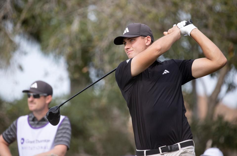 Ludvig Aberg schlägt am Freitag, den 8. Dezember 2023, beim Grant Thornton Invitational im Tiburon Golf Club in Neapel den neunten Abschlag ab.