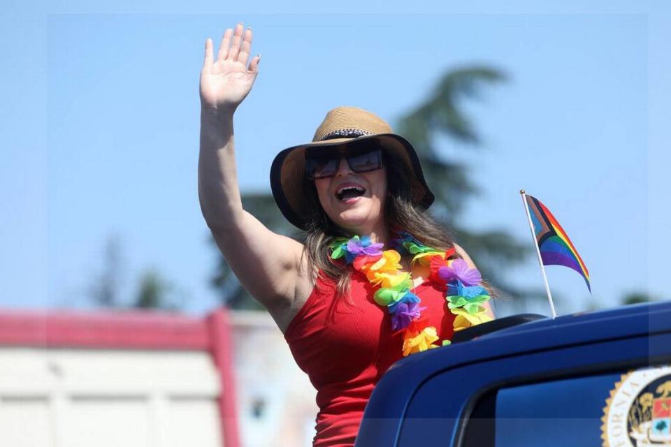 La asambleísta Esmeralda Soria saluda a los espectadores durante el Desfile del Orgullo Arcoíris de Fresno, en el Distrito de Tower, el 3 de junio de 2023.