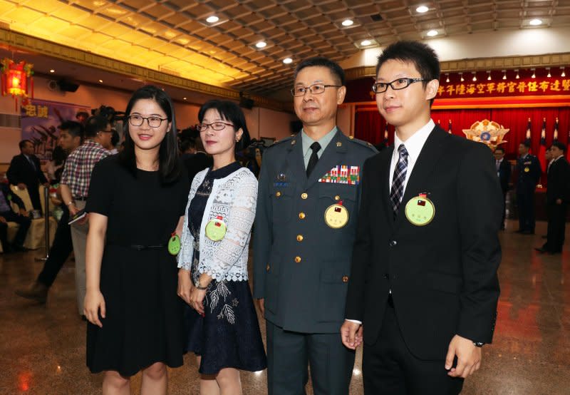 20170627-國防部上午舉行國軍106年下半年將官晉任典禮，由國防部長馮世寬替晉任將官授予上階。圖為陸軍工兵訓練中心陳威霖晉升少將，與家人合照分享喜悅。（蘇仲泓攝）