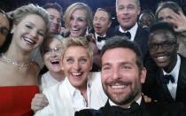 Dieses Selfie von der Oscar-Verleihung 2014 machte Schlagzeilen: Warum das Bild in die Geschichte einging, wer einen Oscar mit falschem Namen bekam, wer Rekorde aufstellte, und warum ein Unbekannter mehr Oscars besaß als jede Hollywood-Größe, erfahren Sie hier. (Bild: Ellen DeGeneres/Twitter via Getty Images)