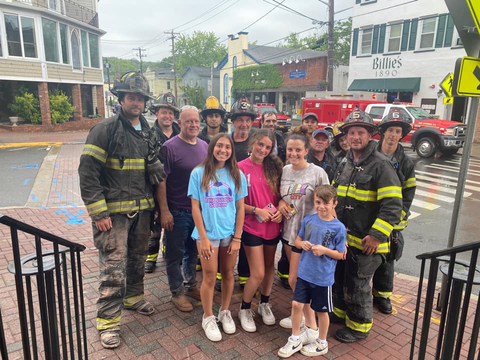 Glücklich gerettet. Das Mädchen in rosa wurde von der Feuerwehr aus einem ehemaligen Tresor befreit (Bild: Port Jefferson Fire Department/Screenshot)