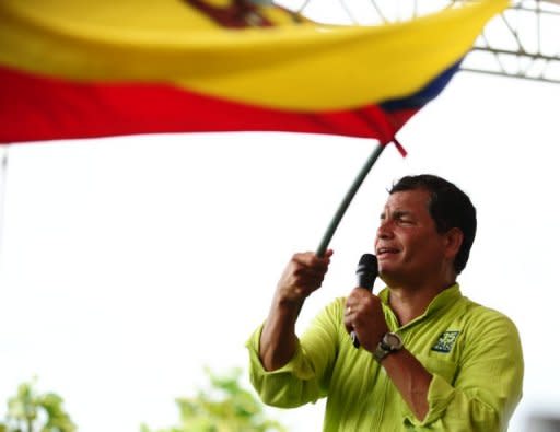 Los candidatos a la presidencia de Ecuador cierran este jueves sus campañas con mítines en varias ciudades, tras lo cual empezará a regir el silencio electoral previo a la jornada del domingo en que el mandatario Rafael Correa se perfila como ganador en primera vuelta. (AFP | Rodrigo Buendía)