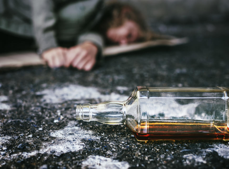 Había sido encontrado en la calle con coma alcohólico. Foto: Rawpixel/Getty Images