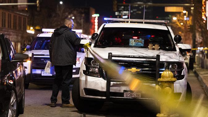 Polisi berjaga di luar toko tato Sol Tribe di Broadway di mana dua wanita tewas ditembak dan pria terluka di Denver, Colorado (27/12/2021). Polisi Denver sedang menyelidiki dua penembakan terpisah pada Senin malam. (Michael Ciaglo/Getty Images/AFP)