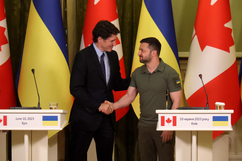 KIEW, UKRAINE – 10. JUNI 2023 – Der Präsident der Ukraine Wolodymyr Selenskyj (r.) schüttelt während der Pressekonferenz in Kiew, der Hauptstadt der Ukraine, dem kanadischen Premierminister Justin Trudeau die Hand. (Bildquelle: Pavlo Bahmut / Ukrinform/Future Publishing via Getty Images)