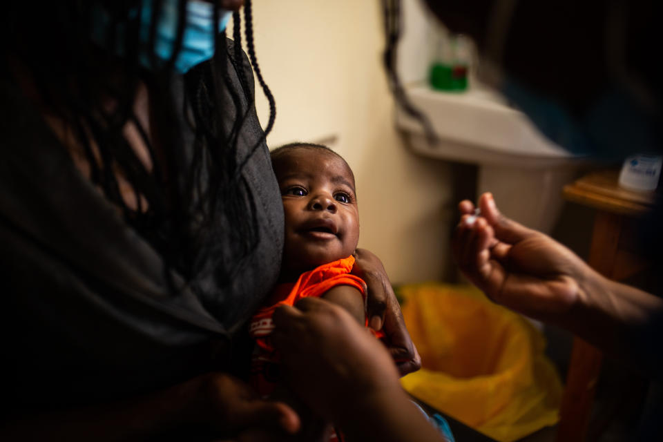 Simon Peter Ochieng recibe su segunda de cuatro dosis de la vacuna contra la malaria en el Hospital Lumumba en Kisumu, Kenia, el 8 de diciembre de 2021. (Kang-Chun Cheng/The New York Times).