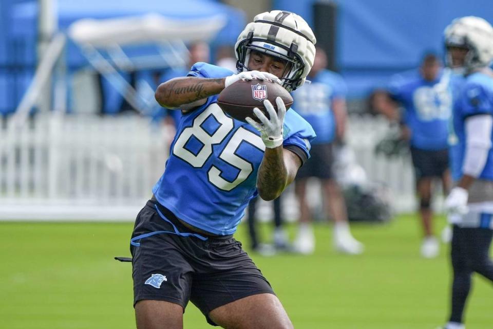 Jul 24, 2024; Charlotte, NC, USA; Carolina Panthers tight end Ja’Tavion Sanders (85) makes a catch at Carolina Panthers Practice Fields. Mandatory Credit: Jim Dedmon-USA TODAY Sports