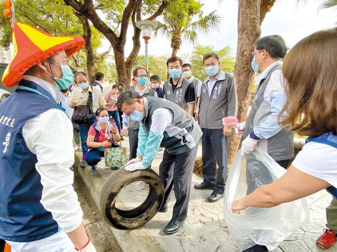 桃園市長鄭文燦8日宣布提早啟動登革熱防治工作，親自示範「巡、倒、清、刷」，果真發現路邊廢輪胎、廟宇盆栽盤都積滿水，呼籲全市動起來防堵登革熱。（蔡依珍攝）