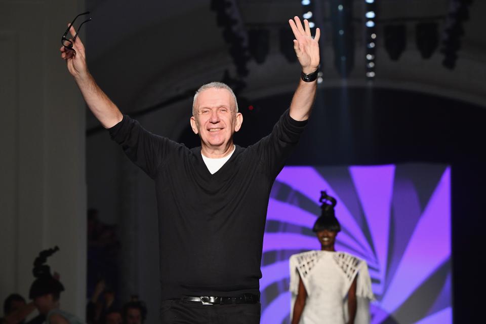 <h3>Jean Paul Gaultier</h3><p>Jean Paul Gaultier在接受法國的電視節目訪問時表示，為了皮草而殺害動物是「非常糟糕的」，這位自2015年起便停止成衣系列發表，專注於高訂創作的法國頑童，過去曾多次被動保人士列為抗議對象，2003年更曾發生過PETA成員登上伸展台抗議，而設計師助理以一件皮草毯子回擊的知名事件。Jean Paul Gaultier加入反皮草陣營再次驗證了動保意識的提升，連向來<u><strong>以</strong><strong>奢華著稱的高訂產業也開始放下皮草，改以替代材質創作</strong></u>。</p><cite>Getty Images</cite>