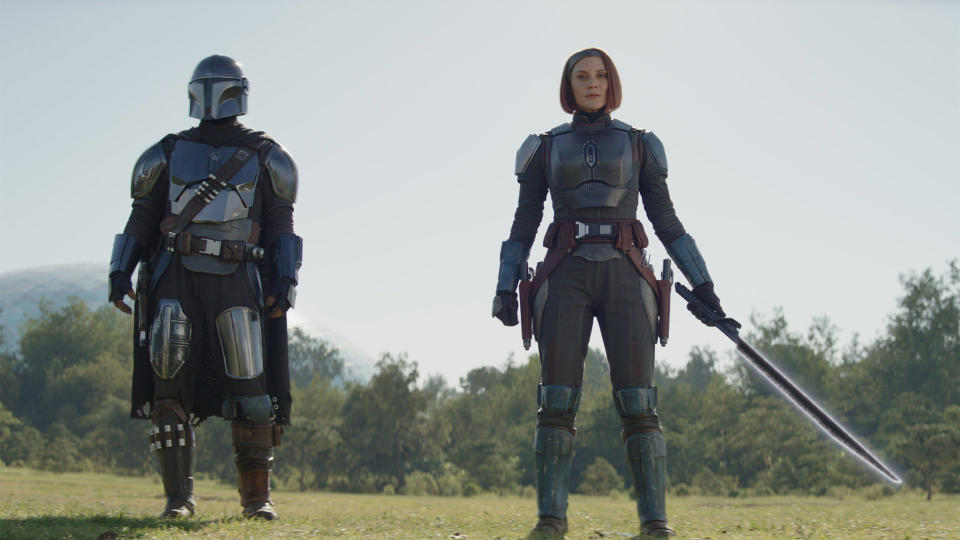 Din Djarin and Bo-Katan Kryze on Plazir-15 in The Mandalorian season 3