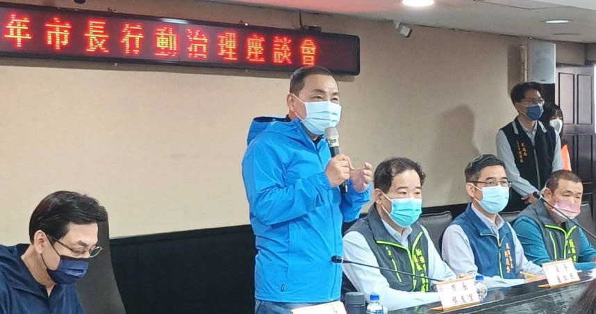 新北市長侯友宜及各局處首長與各里長面對面座談，會中就電桿下地、公園整建、污水接管、道路柏油路況改善等案討論。（圖／新北市政府提供）