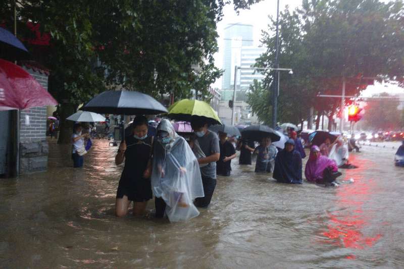 河南地區連日降下破紀錄豪雨，鄭州一帶災情尤為慘重。（美聯社）