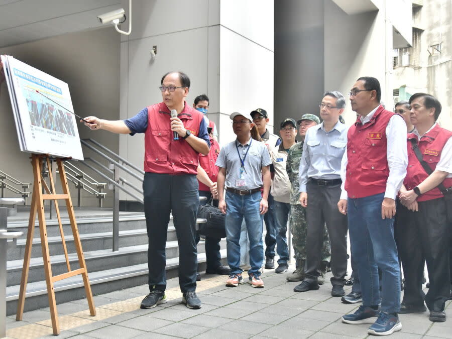 圖／新北市長侯友宜視察新北環狀線，並聽取新北市政府捷運局長李政安的簡報。（新北市政府新聞局提供）