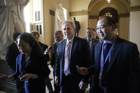 U.S. House Majority Leader Kevin McCarthy (R-CA) (C) talks to reporters as he walks to the House floor for procedural votes for legislation to fund the Department of Homeland Security at the Capitol in Washington, February 27, 2015. REUTERS/Jonathan Ernst