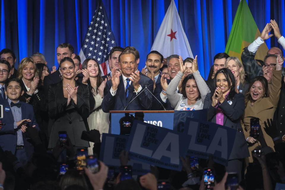 Rick Caruso (M), Bürgermeisterkandidat für Los Angeles, hält eine Rede während einer Wahlnachtfeier (Bild: dpa)