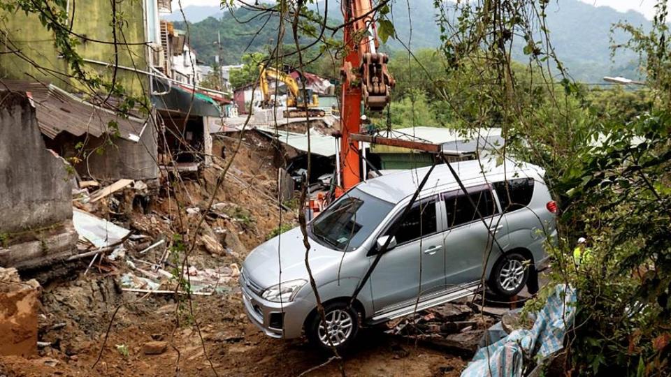 自用汽車因地震損毀，車險理賠時已將地震、颱風等天災受損排除在外，產險業者表示，車主要再加保「颱風洪水險」才能獲理賠。圖／本報資料照片