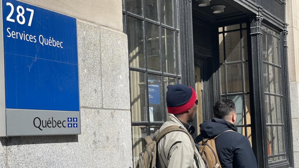 Solicitantes de asilo en la oficina de asistencia social de Quebec en Montreal.