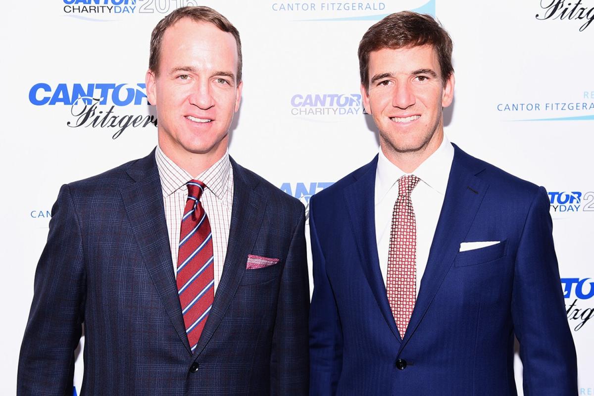 Eli Manning apologizes for putting up both middle fingers during