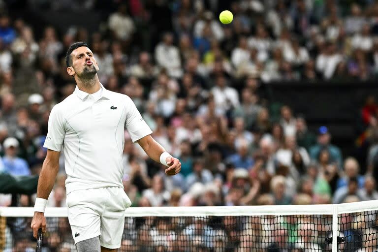 El serbio Novak Djokovic es favorito en el cuarto de final que sostendrá frente al australiano Alex De Miñaur en Wimbledon.