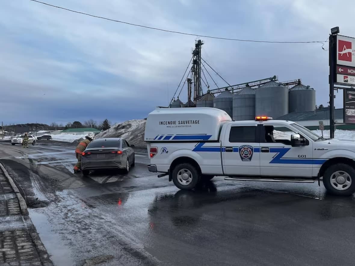 Emergency services blocked access to Saint-Benoît Boulevard in Amqui, Que., after several pedestrians were struck on Monday. (Samuel Ranger/Radio-Canada - image credit)